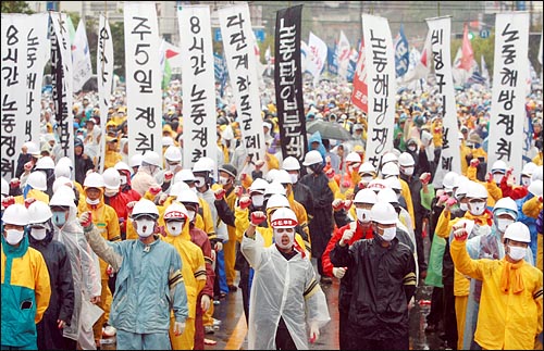 19일 오후 경북 포항에서 열린 민주노총 전국노동자대회에 참가한 포항지역 건설노조 조합원들이 고 하중근씨의 죽음에 대한 경찰의 책임자 처벌을 촉구하며 구호를 외치고 있다. 